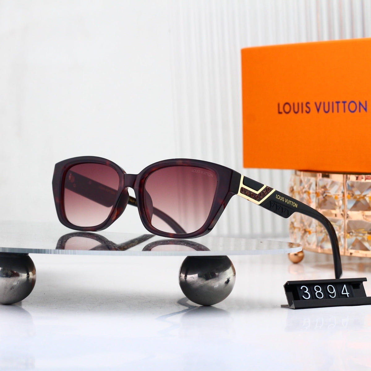 V-Logo Oversized Sunglasses (Model 3894)
