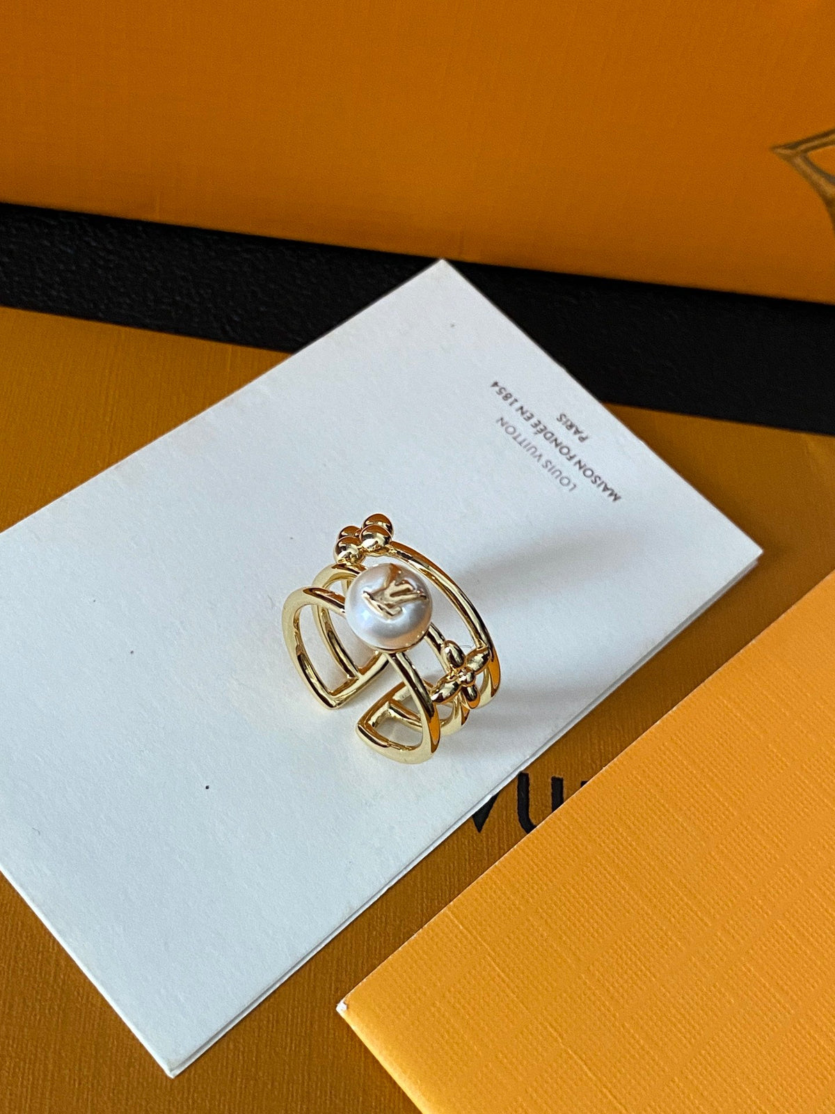 Luxurious pearl brass ring