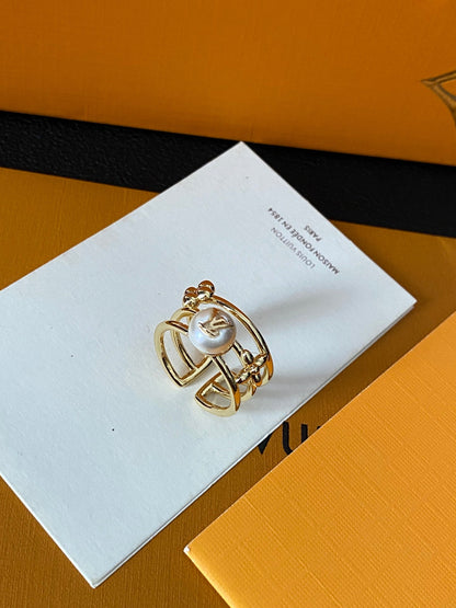 Luxurious pearl brass ring